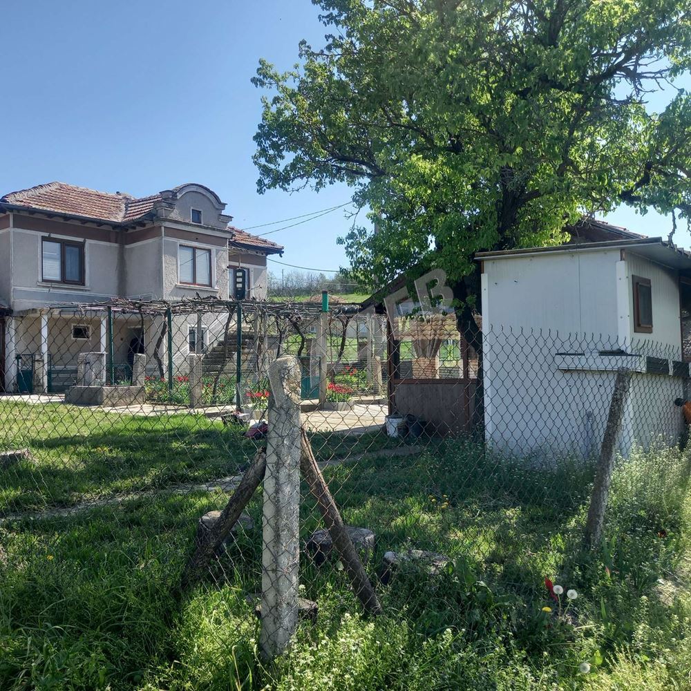 Двуетажна къща в с. Брестак. - Агенция за недвижими имоти Варна - Екипът