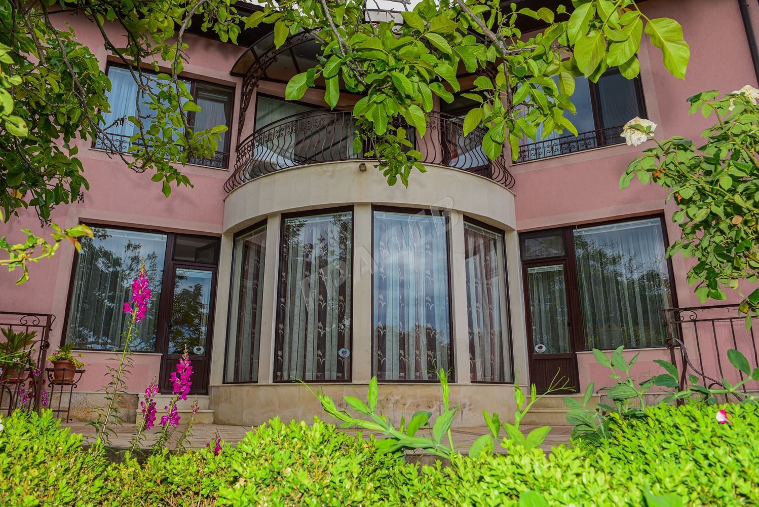 Къща с фронтална морска панорама, двор 1750 кв. м. и басейн в кв. „Бриз“ гр.Варна - Агенция за недвижими имоти Варна - Екипът, имот 2