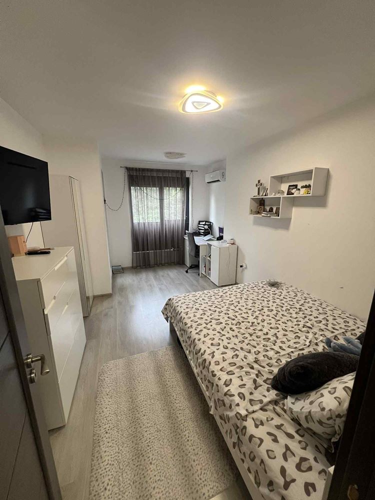 Просторен и стилен тристаен апартамент за продажба в кв. Бриз – 133 кв.м, напълно обзаведен - Агенция за недвижими имоти Варна - Екипът