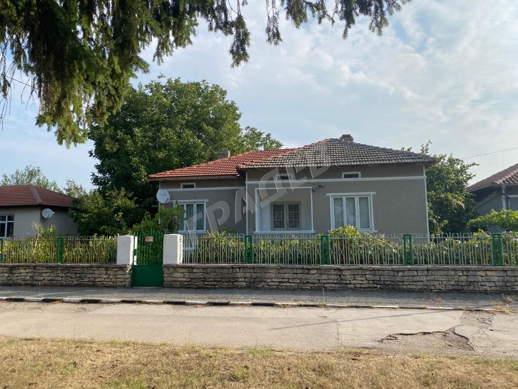 Къща в с. Соколово , на главен път Балчик – Добрич. - Агенция за недвижими имоти Варна - Екипът