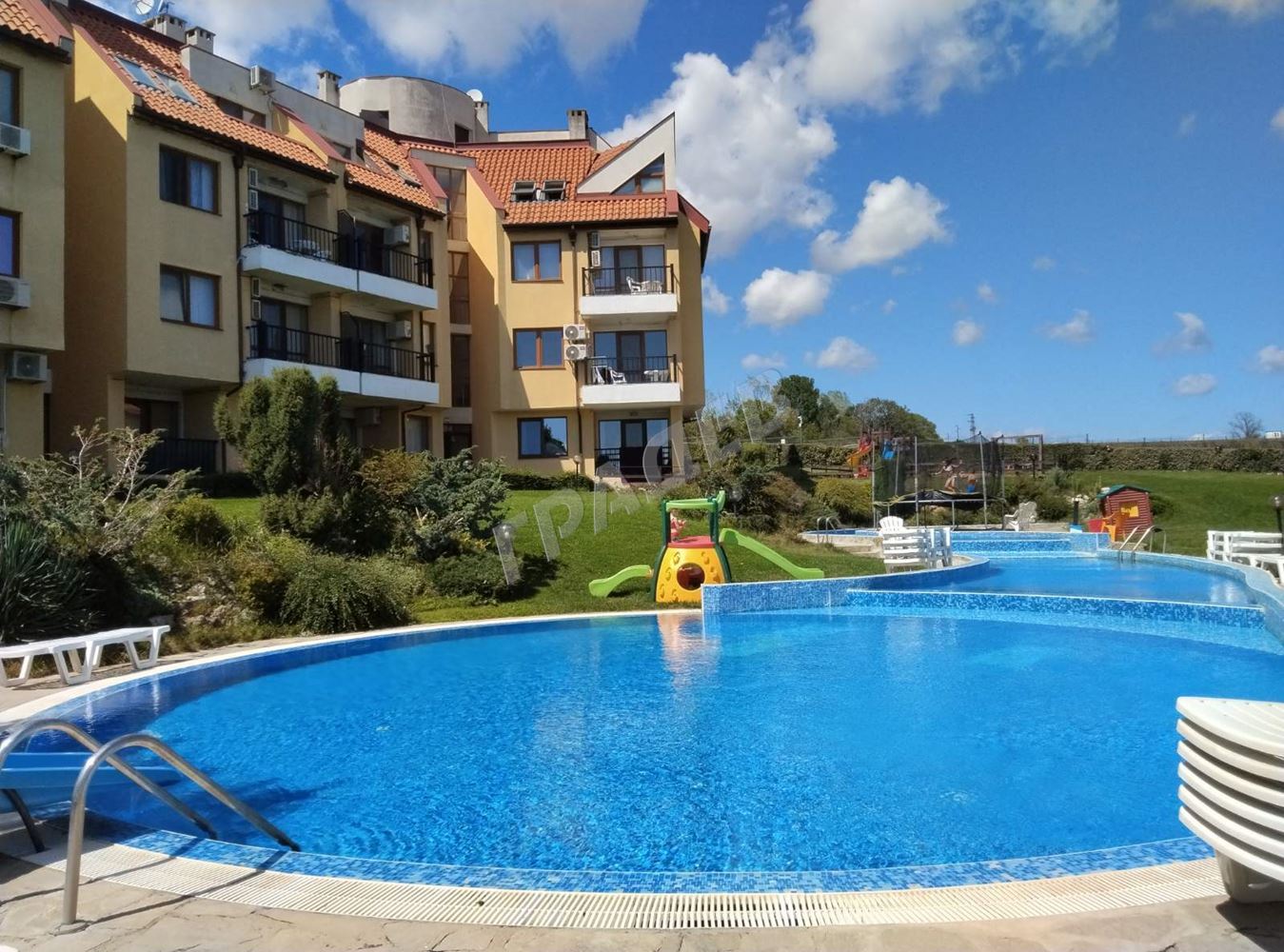 Просторно студио/ апартамент под наем в Daisy Seaside Apartment в к.к. Камчия - Агенция за недвижими имоти Варна - Екипът
