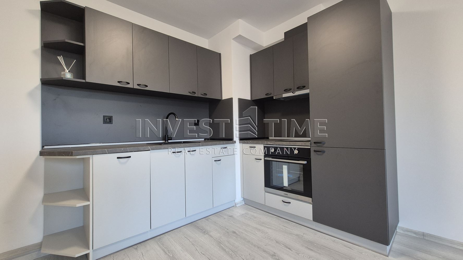 Тристаен обзаведен апартамент след основен ремонт, до Майчин дом - Агенция за недвижими имоти Варна - Екипът