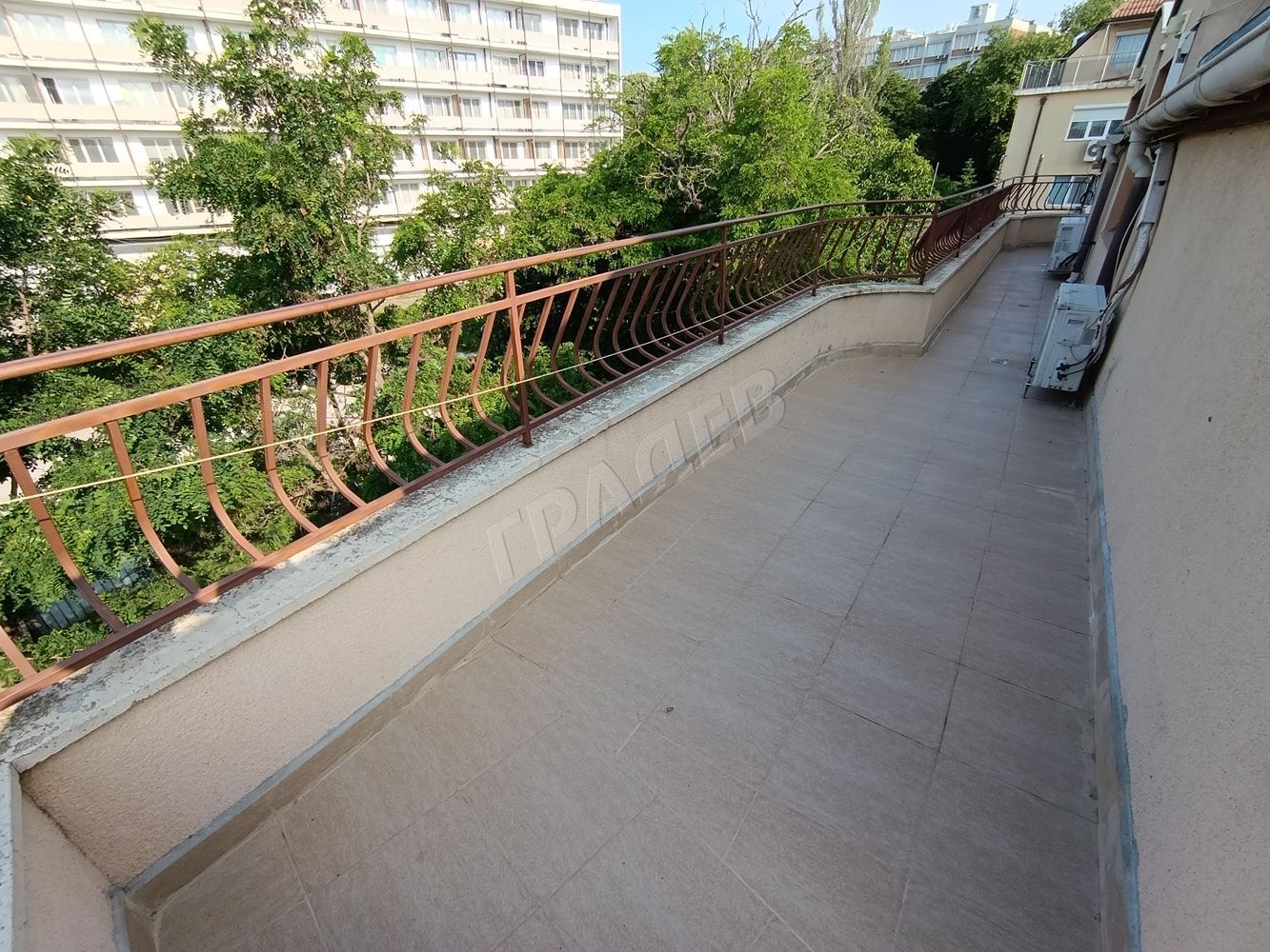 Четиристаен панорамен апартамент под наем в тих район на ж.к. Бриз - Агенция за недвижими имоти Варна - Екипът