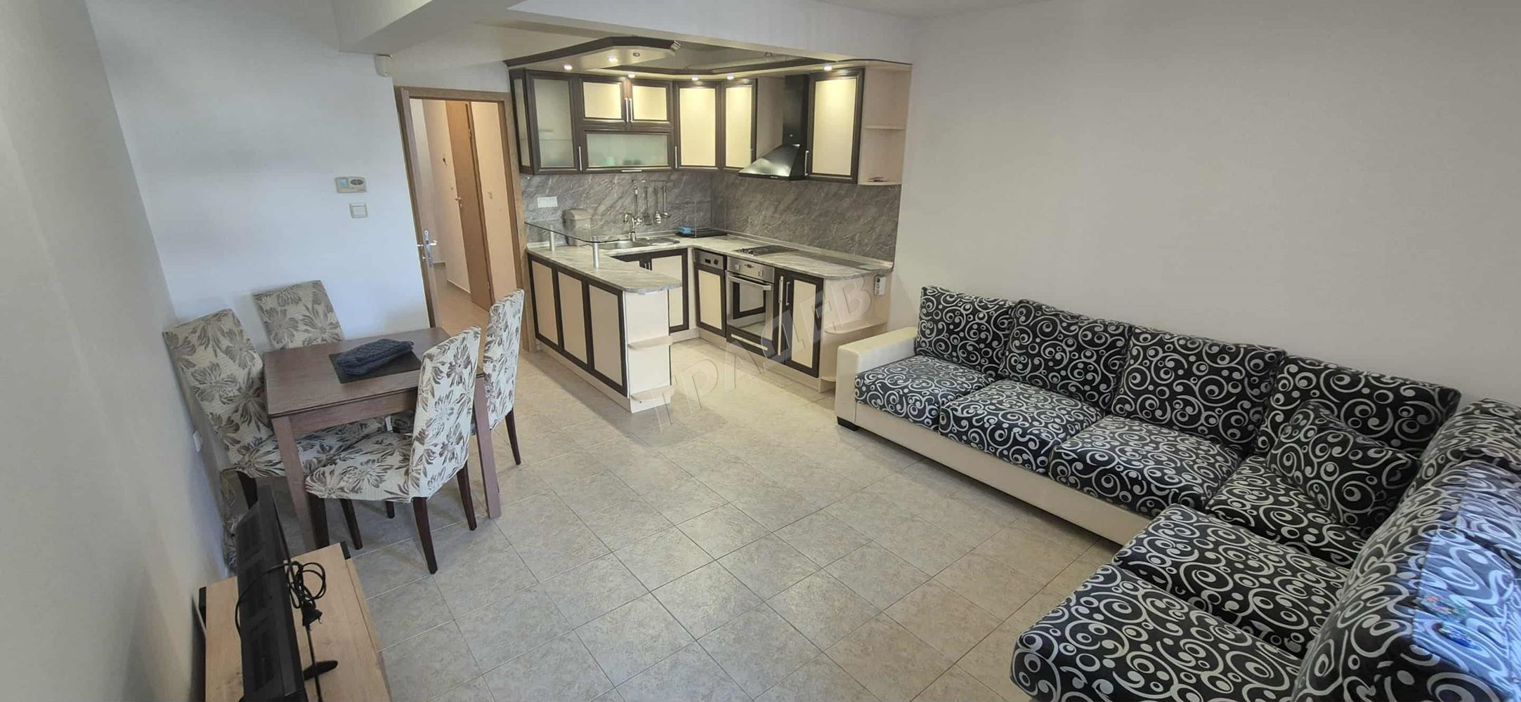 Новообзаведен тристаен апартамент с паркомясто - Агенция за недвижими имоти Варна - Екипът