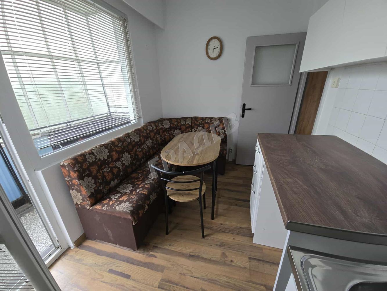 Хол, спалня, кухня, ул. Мир, кв. Левски - Агенция за недвижими имоти Варна - Екипът, имот 1