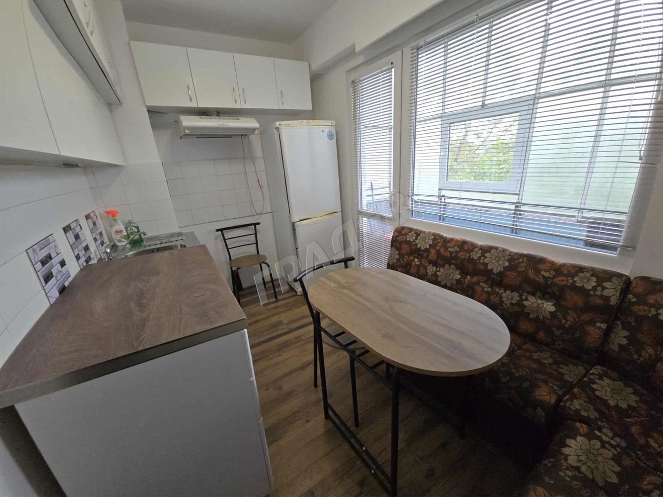 Хол, спалня, кухня, ул. Мир, кв. Левски - Агенция за недвижими имоти Варна - Екипът, имот 4