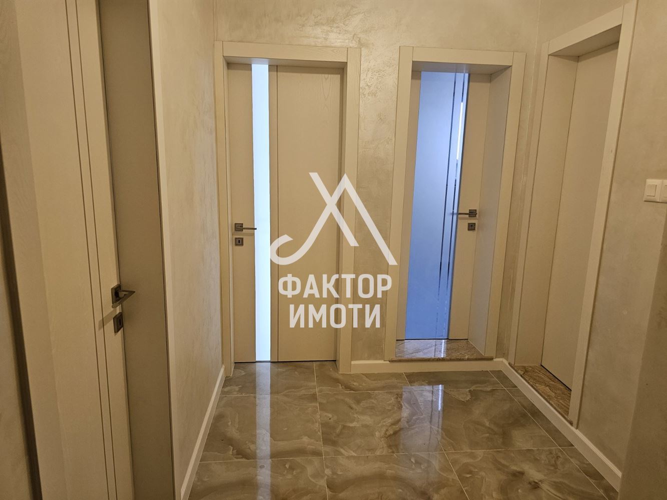 Тристаен маломерен Спортна зала - Агенция за недвижими имоти Варна - Екипът, имот 3