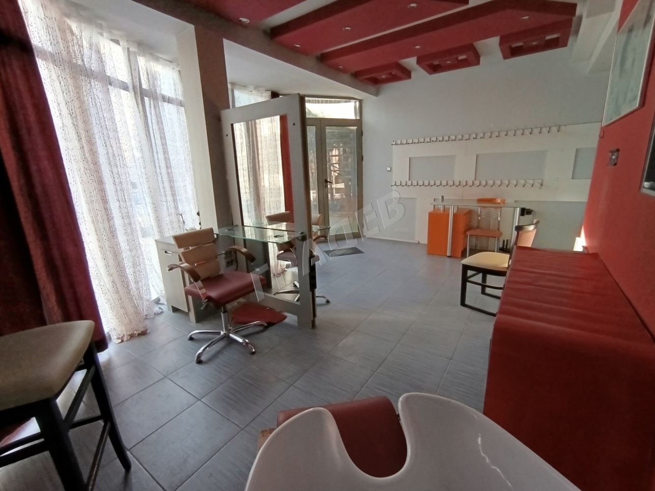 Офис/ Салон под наем в ж.к. Бриз - Агенция за недвижими имоти Варна - Екипът, имот 2