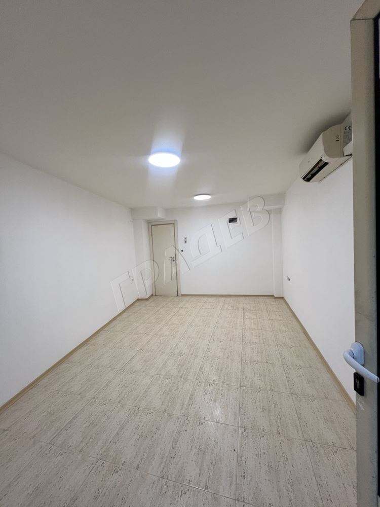 Партерен офис със санитарен възел в близост до Областна дирекция на МВР - Агенция за недвижими имоти Варна - Екипът