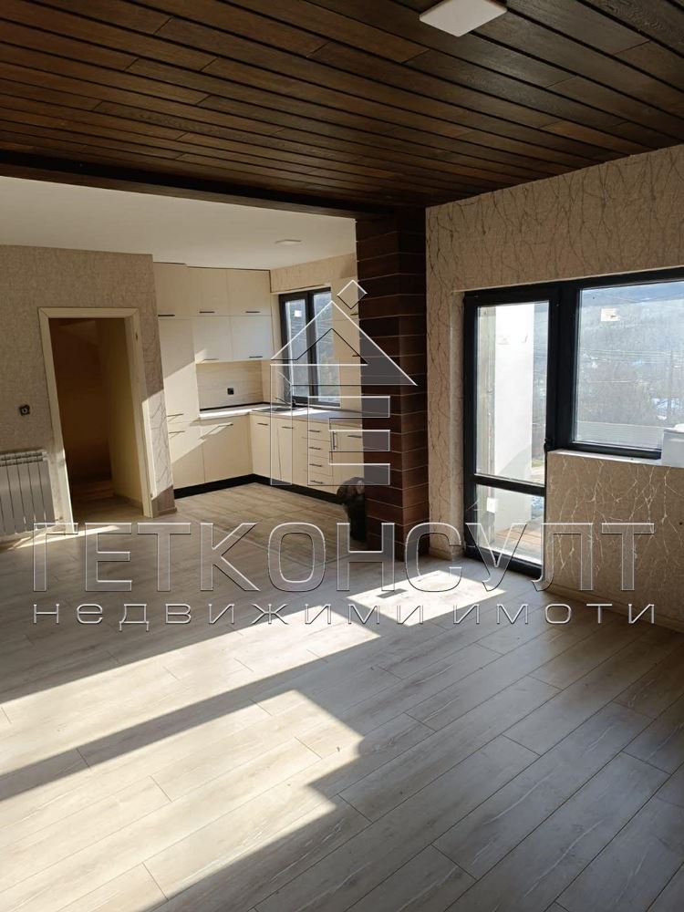 с.Долище, реновирана къща с двор 1211 кв м - Агенция за недвижими имоти Варна - Екипът