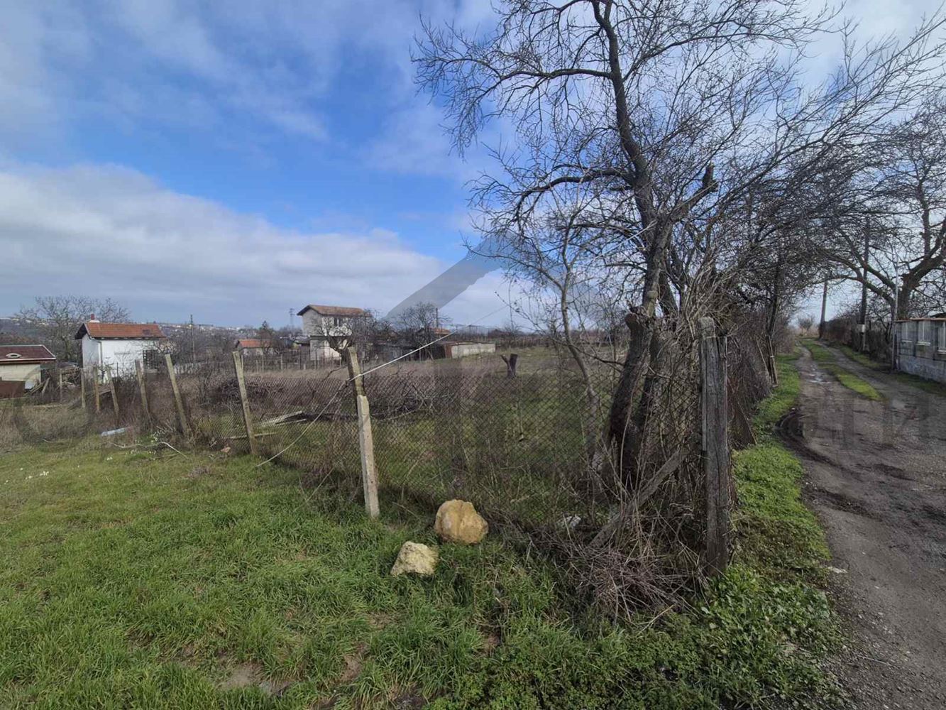 Парцел с разрешително за строеж за еднофамилна къща - Агенция за недвижими имоти Варна - Екипът