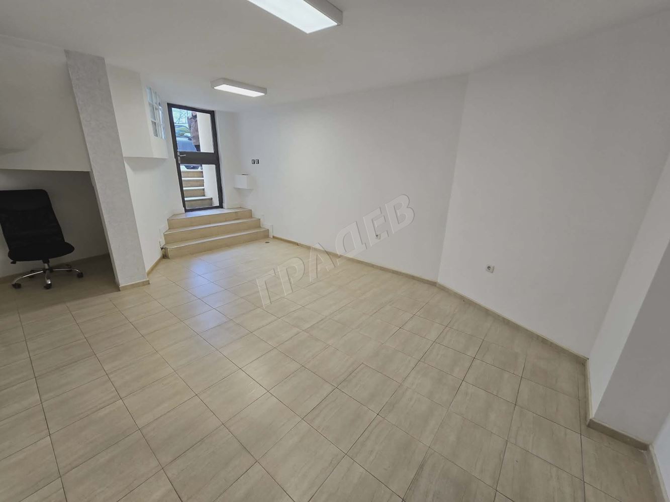 Офис под наем в идеален център - Агенция за недвижими имоти Варна - Екипът, имот 1