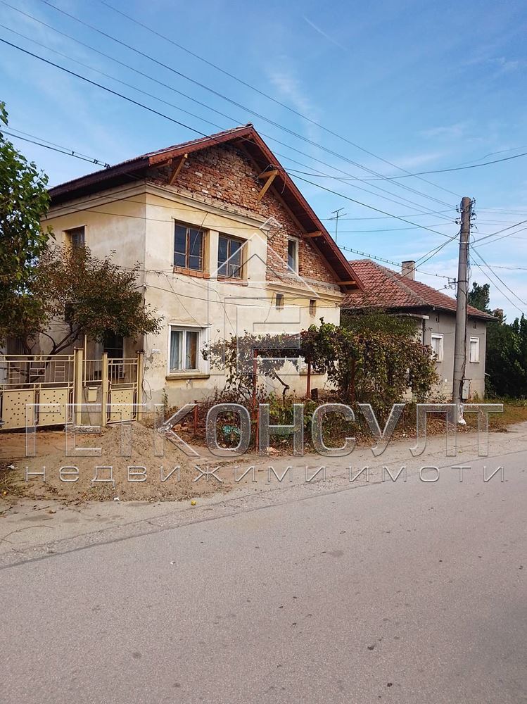 Двуетажна къща в с.Староселци, 35 км от Плевен - Агенция за недвижими имоти Варна - Екипът