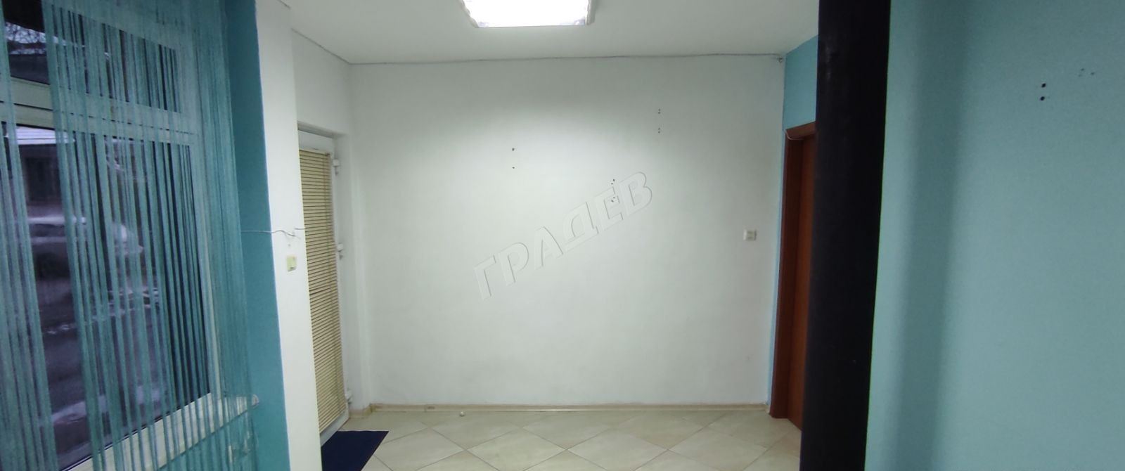 Партерно помещение на две нива под наем в района на Колхозен пазар - Агенция за недвижими имоти Варна - Екипът, имот 2