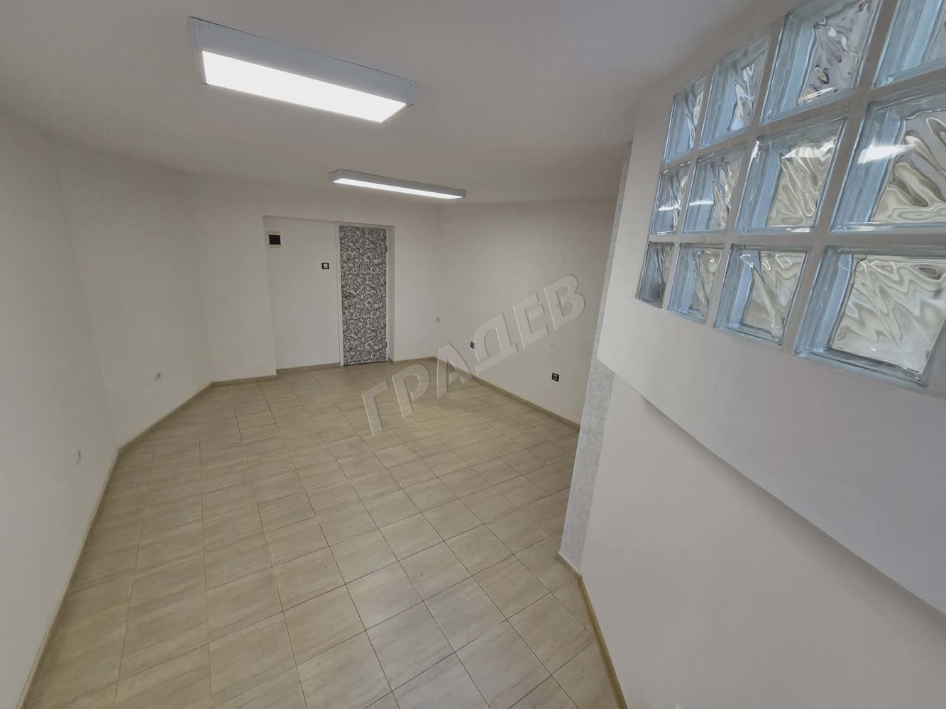 Офис под наем в идеален център - Агенция за недвижими имоти Варна - Екипът