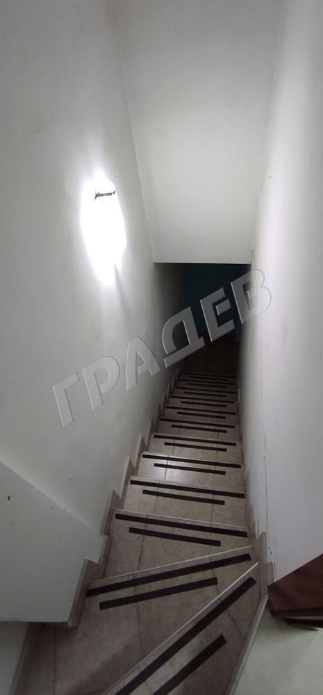 Партерно помещение на две нива под наем в района на Колхозен пазар - Агенция за недвижими имоти Варна - Екипът, имот 4