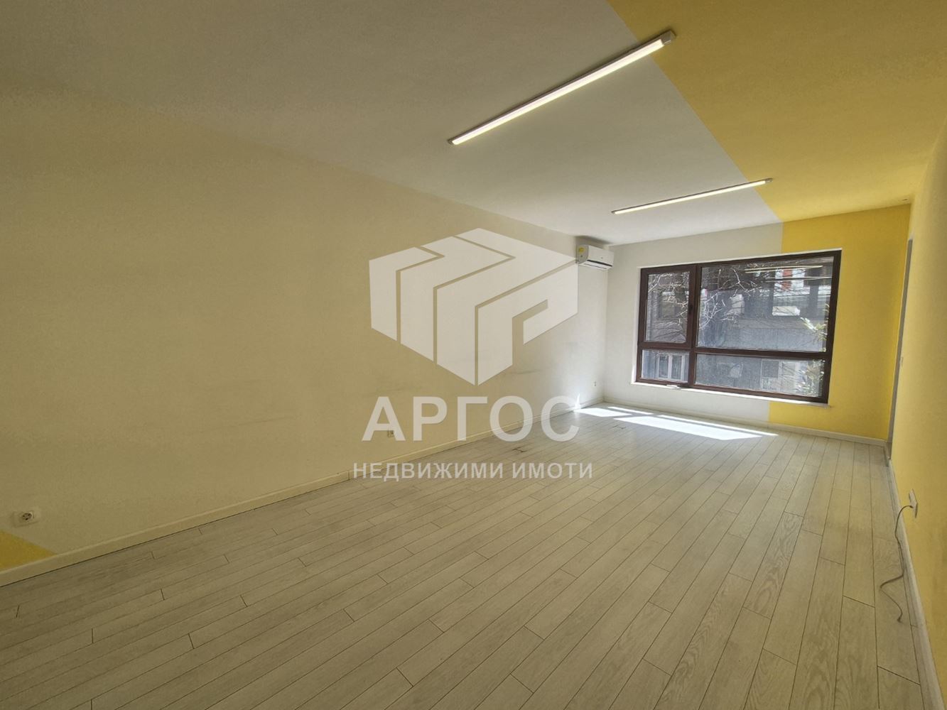 Дава под наем Офис в Идеален център- х-л Черно море - Агенция за недвижими имоти Варна - Екипът