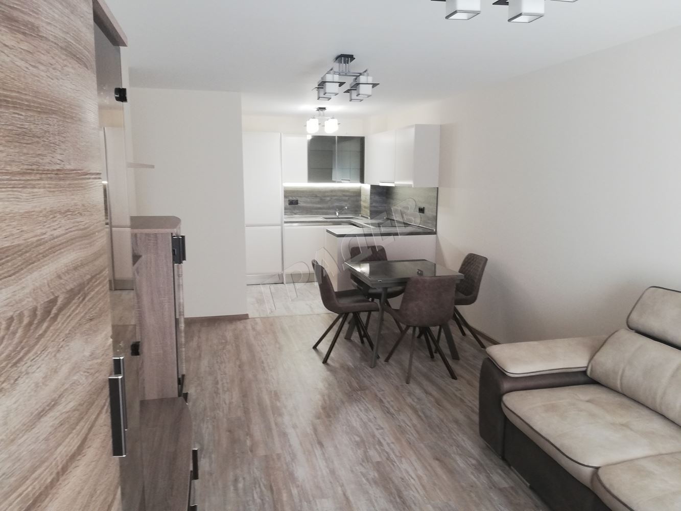 Двустаен обзаведен с паркомясто район „Чаталджа“ - Агенция за недвижими имоти Варна - Екипът, имот 2