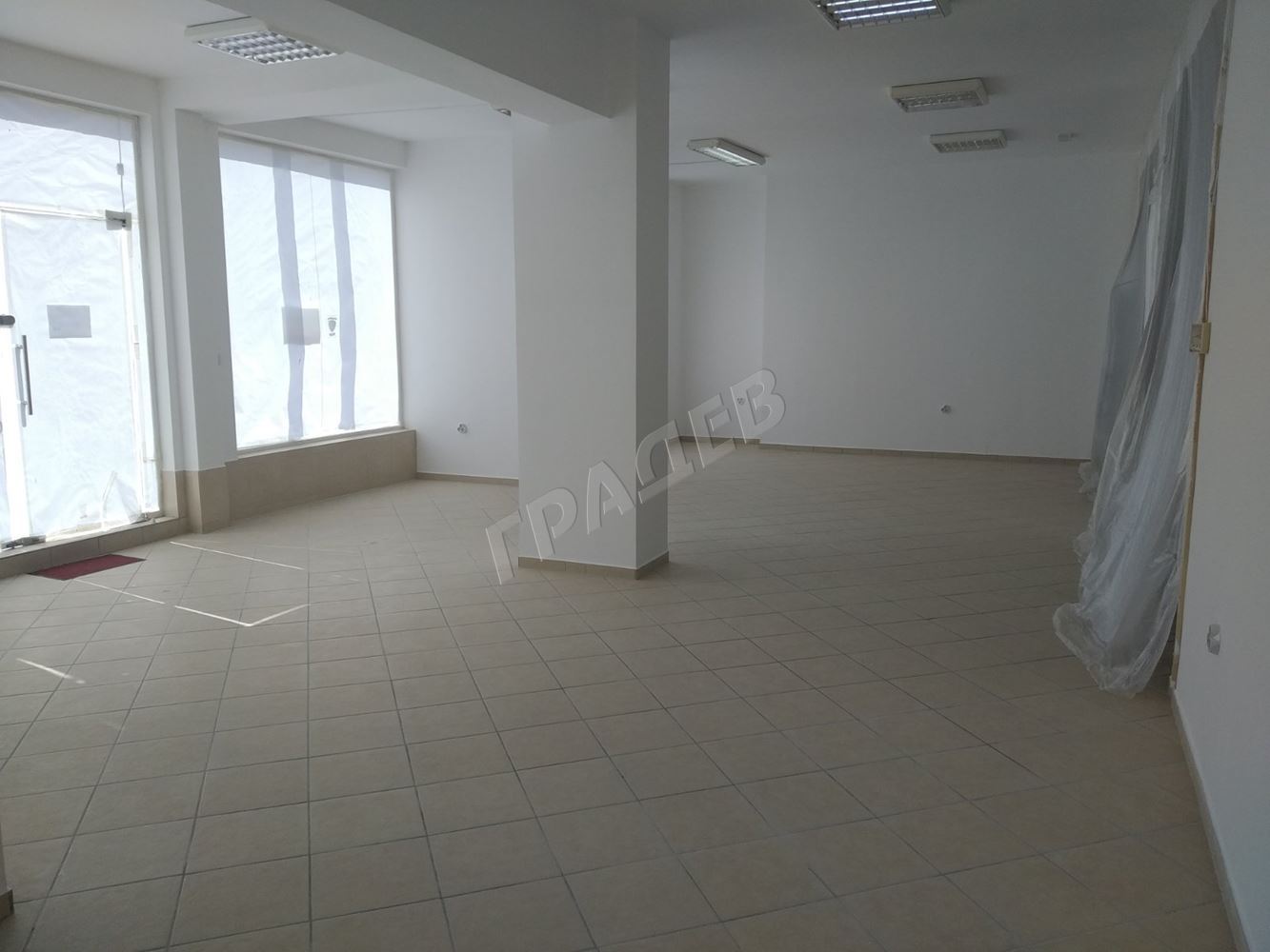 Магазин в ж.к.“Владислав Варненчик“. - Агенция за недвижими имоти Варна - Екипът, имот 1