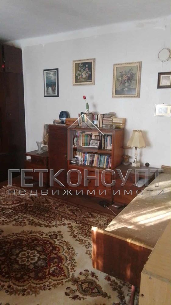 Двуетажна къща в с.Староселци, 35 км от Плевен - Агенция за недвижими имоти Варна - Екипът