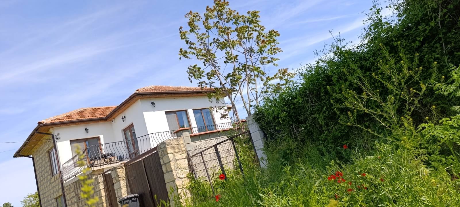 Панорамна двуетажна къща в живописното село Добрина, област Варна - Агенция за недвижими имоти Варна - Екипът